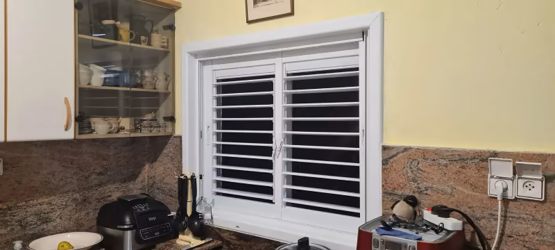 חלון אלומיניום עם תריס רפפה